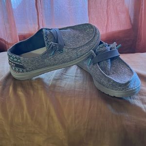 Hey dudes Wendy’s size 7. Only worn 1 time.